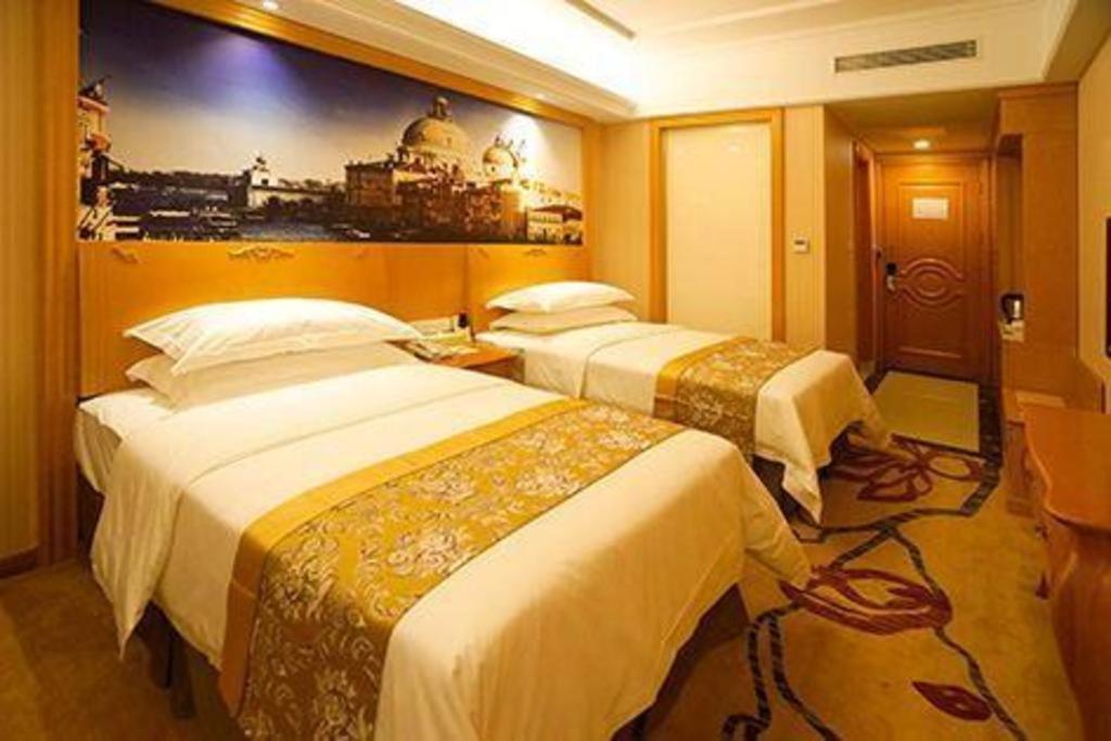 Vienna Pudong New Exhibition Center Little Pedestrian Street Hotel
